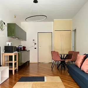 https://casa-zuretti-stazione-centrale.italymilanhotels.net